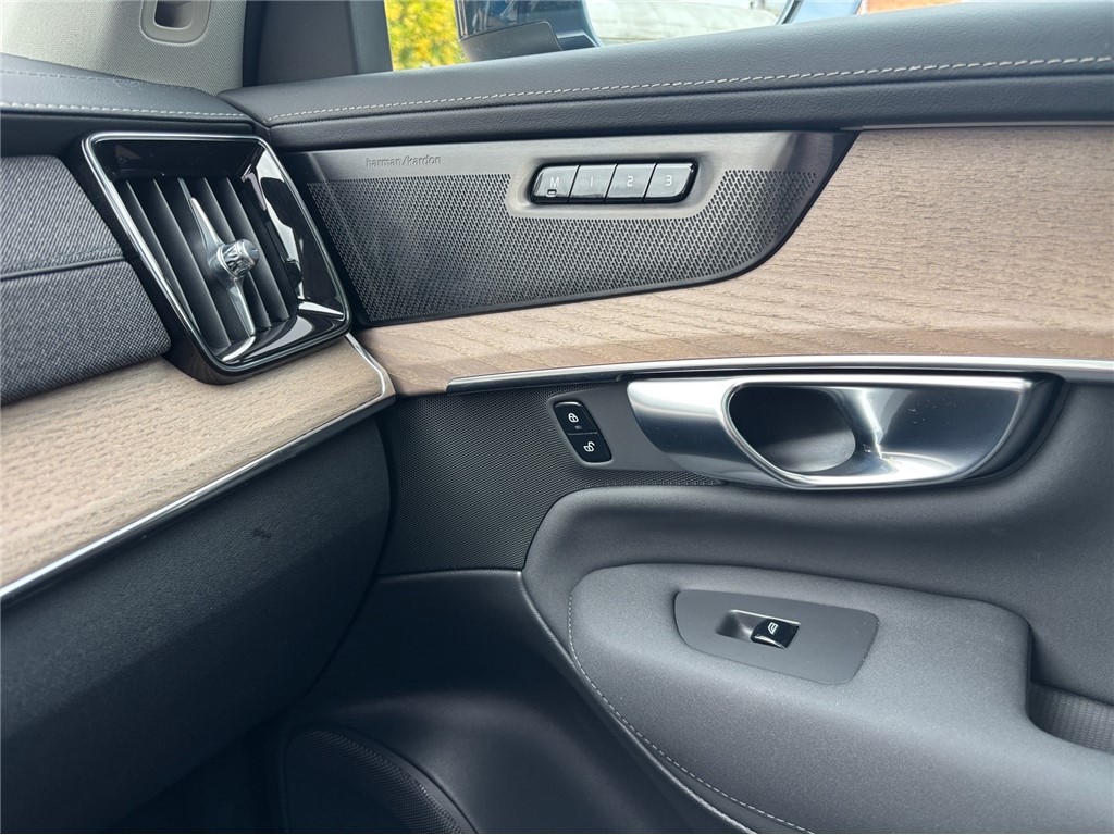 Volvo
 XC90 
 T8 AWD Plus Dark 455KS H&K