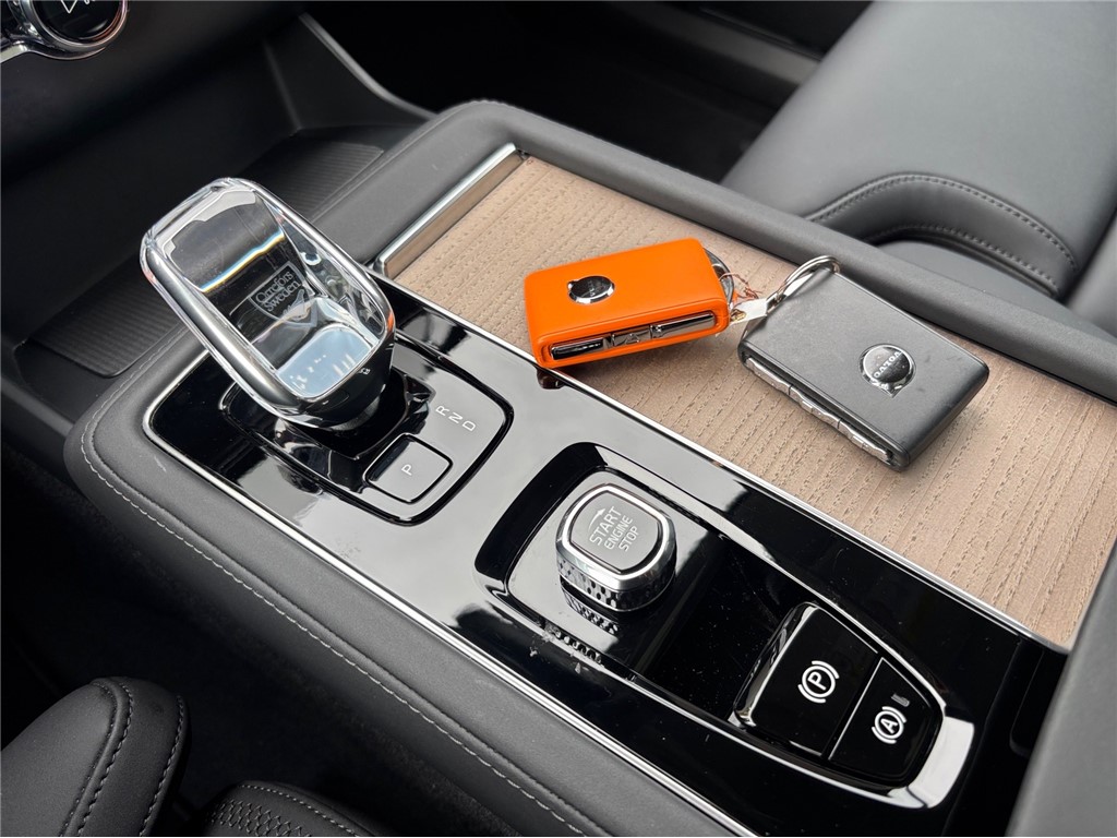 Volvo
 XC90 
 T8 AWD Plus Dark 455KS H&K