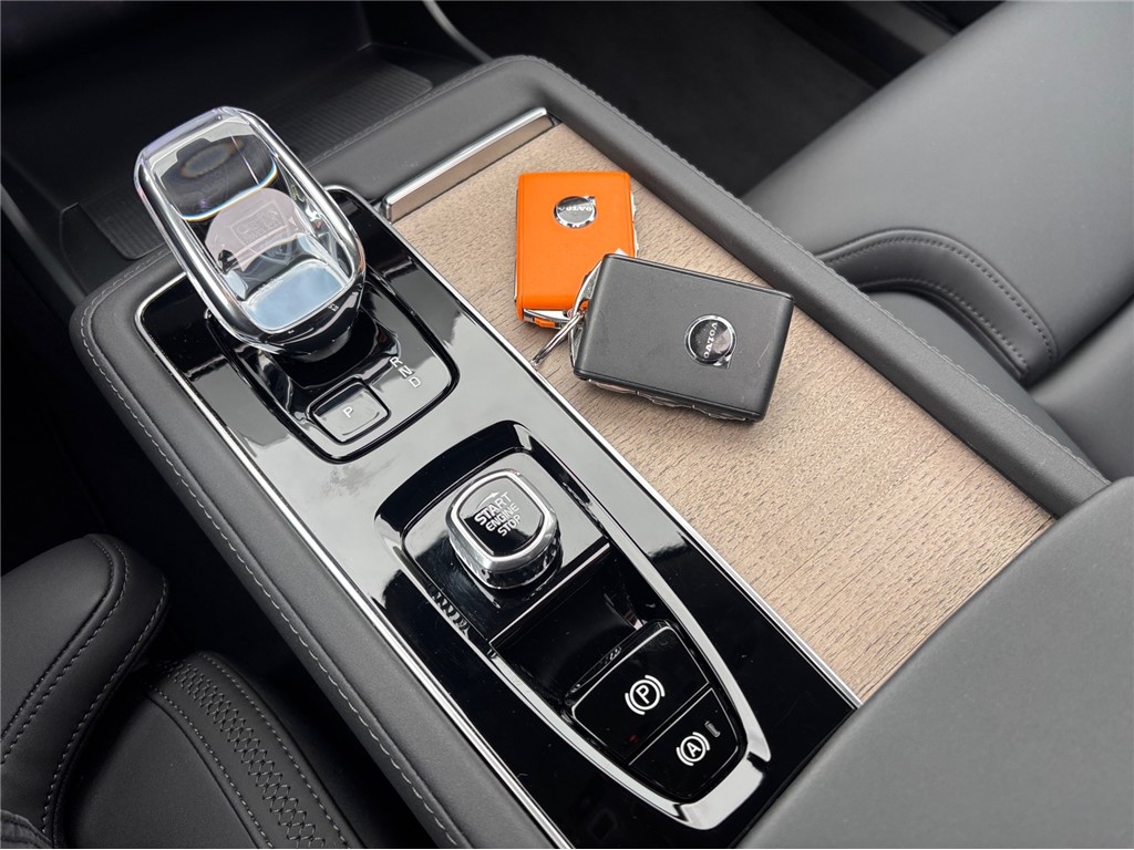 Volvo
 XC90 
 T8 AWD Plus Dark 455KS H&K
